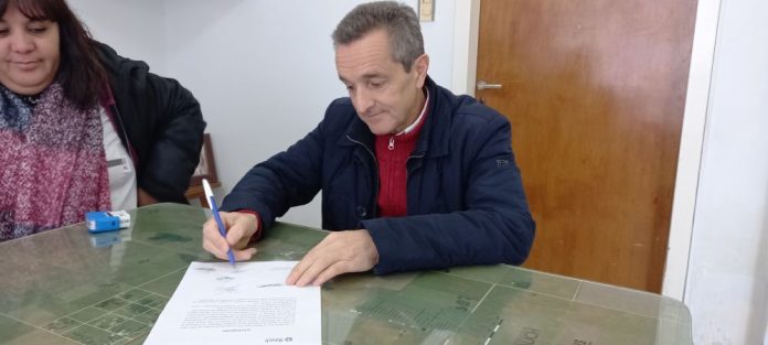 María de los Angeles Heredia, del Sindicato junto al funcionario Mario Ibargoyen, firmando el acta.